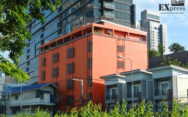 Express Hostel Бангкок вид на фасад