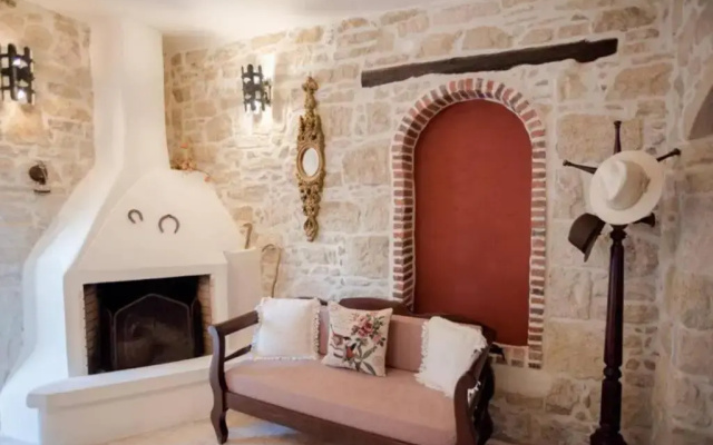 Traditional House 1 with Pool