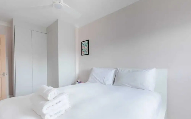 Scandi-style 2BD Maisonette W/garden Brick Lane!