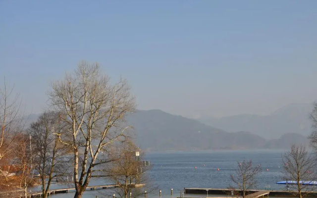 Vom Garten in den See!