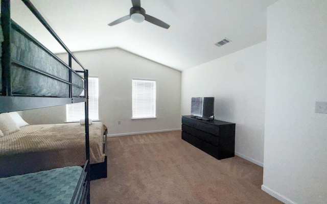 Modern 4 Bedroom Home Near Uptown