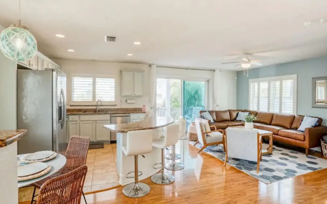 Sunshine Lane by Distinctive Beach Rentals