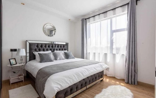 Stay.Plus Splash of Glam Lavington