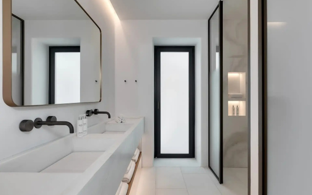 Sandblu Santorini, LXR Hotels & Resorts