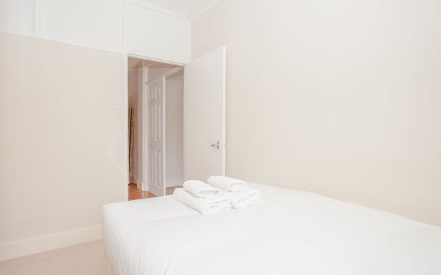 Апартаменты Bright 2 Bedroom Apartment Near Regents Park вид на фасад
