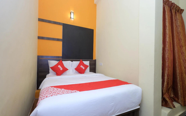 OYO 44029 Tudor Home Inn