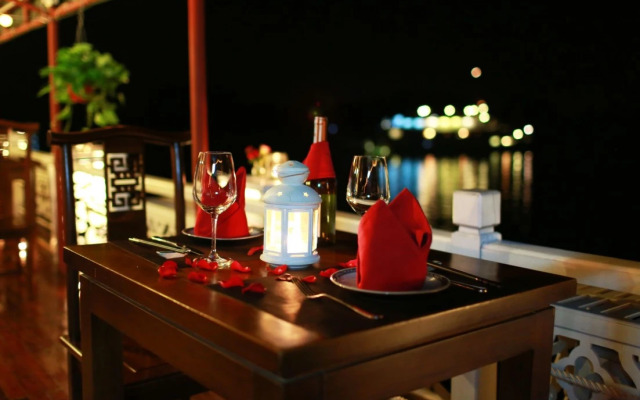 Renea Cruises Halong