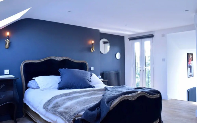 2 Bedroom House in Shepherd's Bush