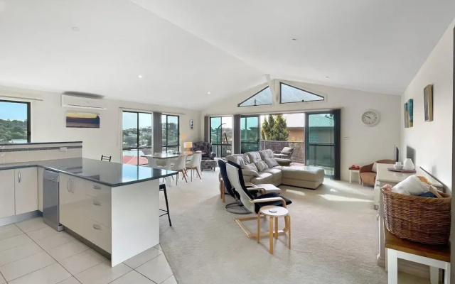 Beachside Retreat With Garage Parking