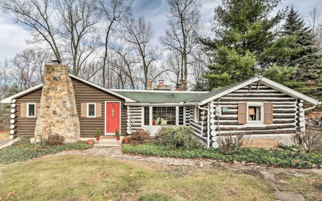 Macungie Cabin w/Fireplace Near Bear Creek Skiing!