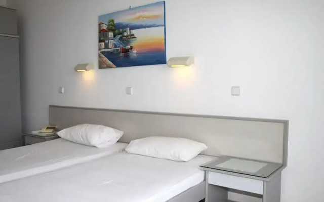 Lagonas Beach Hotel