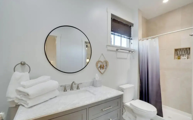 2 Mi to Town: Castle Rock Retreat w/ Fireplace!