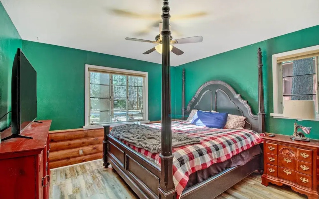 Furnished Patio & Fire Pit: Pinetop Cabin!