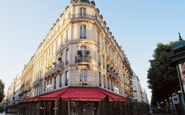 Отель Hôtel Barrière Le Fouquet's вид на фасад