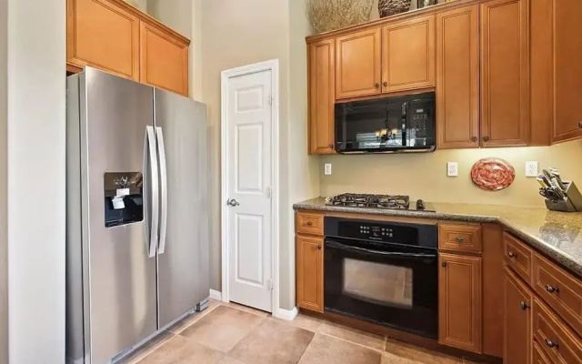 Stylish 2BR w Spa Patio