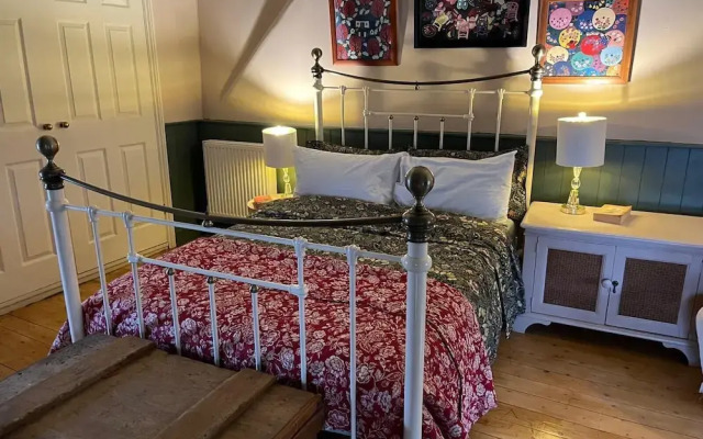 15th Century 6-bed Farmhouse, Sleeps 11, Pets Ok