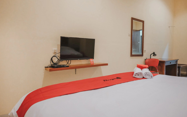RedDoorz Plus near Plaza Blok M