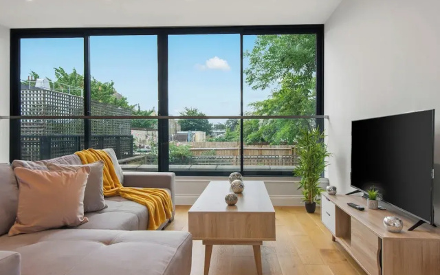 Three Bed Spacious Apartment in Dalston
