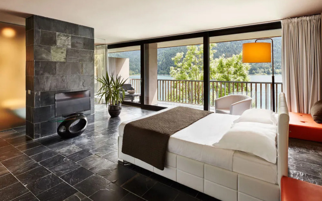MAANJA Lake Front Suite and Restaurant