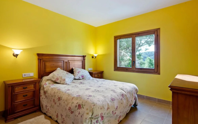 Spacious Apartment in Begur With Swimming Pool