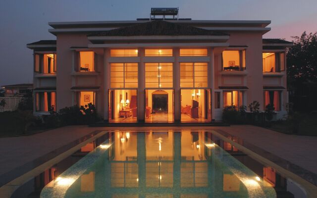 Отель The LaLiT Golf & Spa Resort Goa вид на фасад