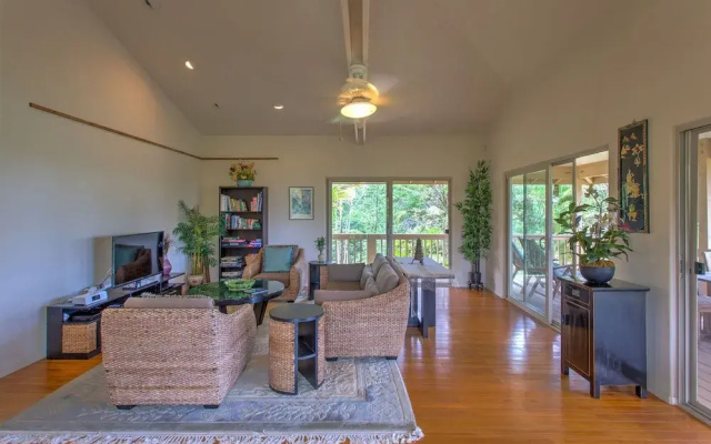 Maluhia Hale 3 Bedroom Home by RedAwning