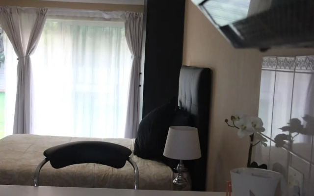 Chic & Serene 1-Bed Haven in Roodepoort