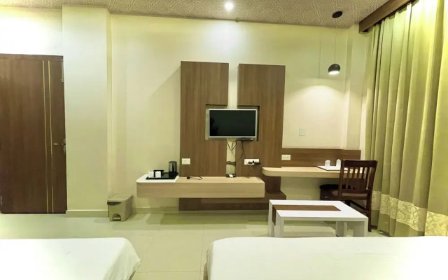 Hotel KUBER PALACE - Sea beach & Temple