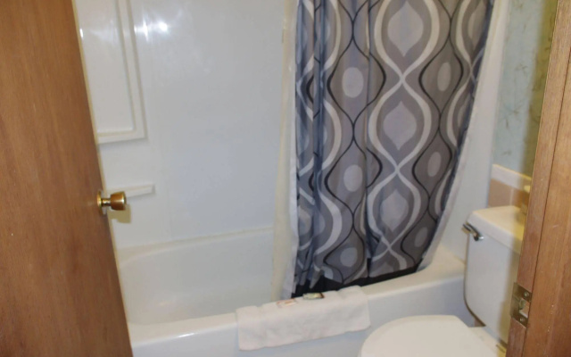 Love Hotels Western Holiday by OYO at Harlan Lake NE