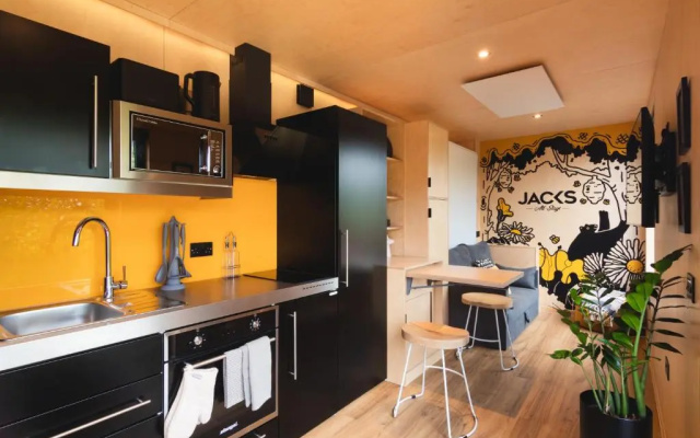 The Birdbox - Unique Hot Tub Cabin in Millport