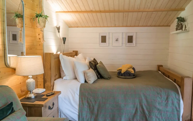 Cabin for 2 - Wood Burning Hot Tub & Fire
