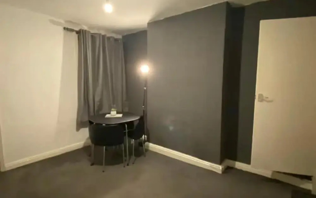 2br-sleeps3 -family Friendly -free Parking -garden