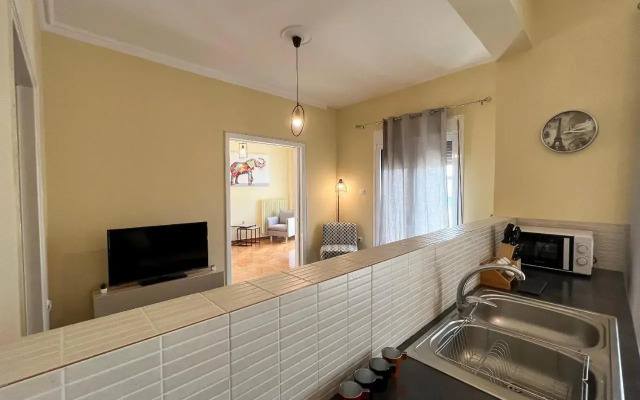Chiou Spacious 90sqm apt in Athens