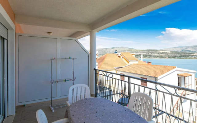 Lovely Apartment in Mastrinka Trogir near Sea Beach