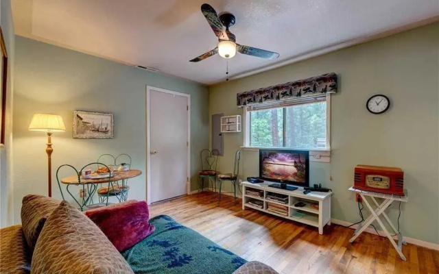 Schaffer Scherenity - One Bedroom Cabin with Hot Tub