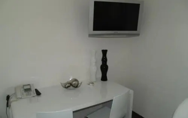 C.R. Living