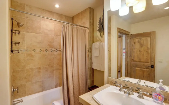 Patio & Mountain Views: Central Ouray Getaway!