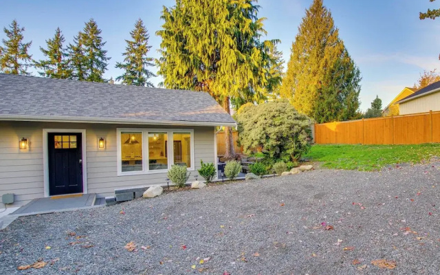 Private Yard & Fire Pit! Modern Kirkland Abode