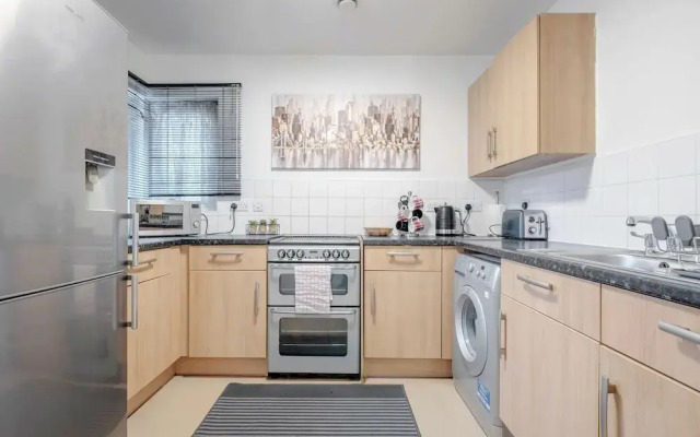 Luxury Central London Balcony 1-bed Apt w/ Parking
