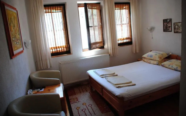 Tonis Guest House