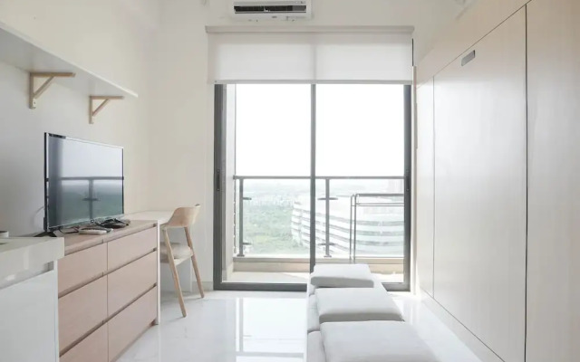 Warm And Cozy Stay Studio At Sky House Bsd Apartment