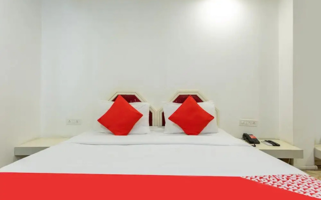 OYO Flagship 140 Amaltas AB Road