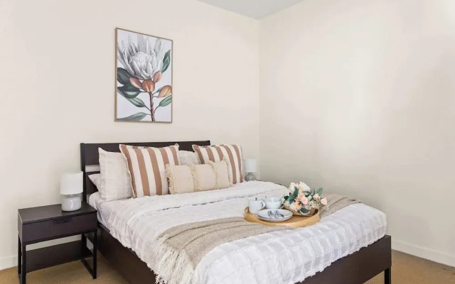 Cozy & Chic 2BR Apt Walk to Melbourne Central
