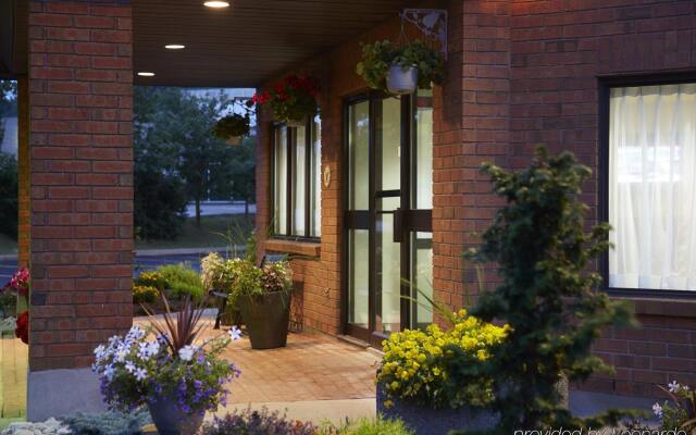 Отель Comfort Inn Brossard вид на фасад