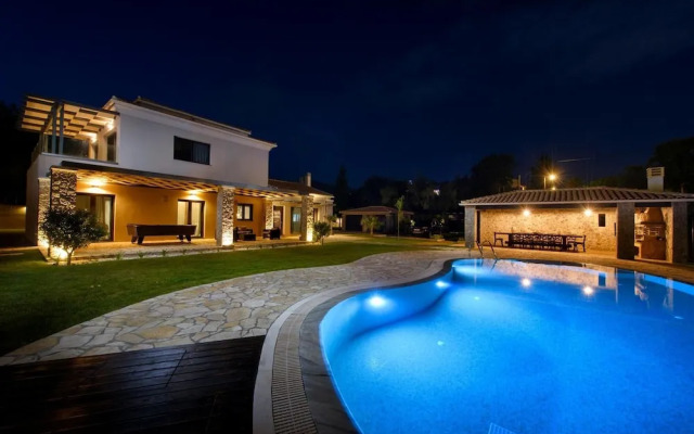 Villa Black White Dassia