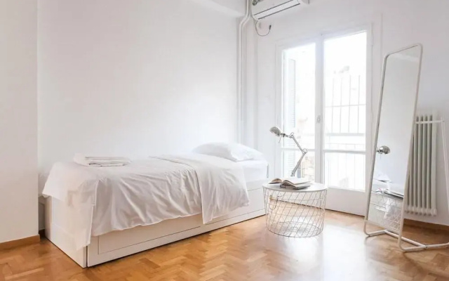 Chill like a local in Condo near historical sites!