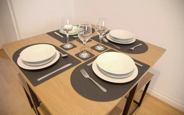 Lovely 4-Bedroom Home in Woodcote Fold