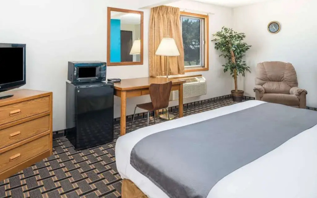 Super 8 Lincoln West