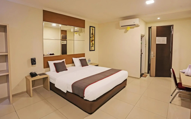 Super OYO Townhouse OAK Hotel Fiducia Serpong