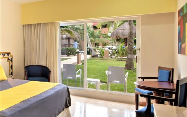 Отель Viva Wyndham Azteca Плая-дель-Кармен вид на фасад